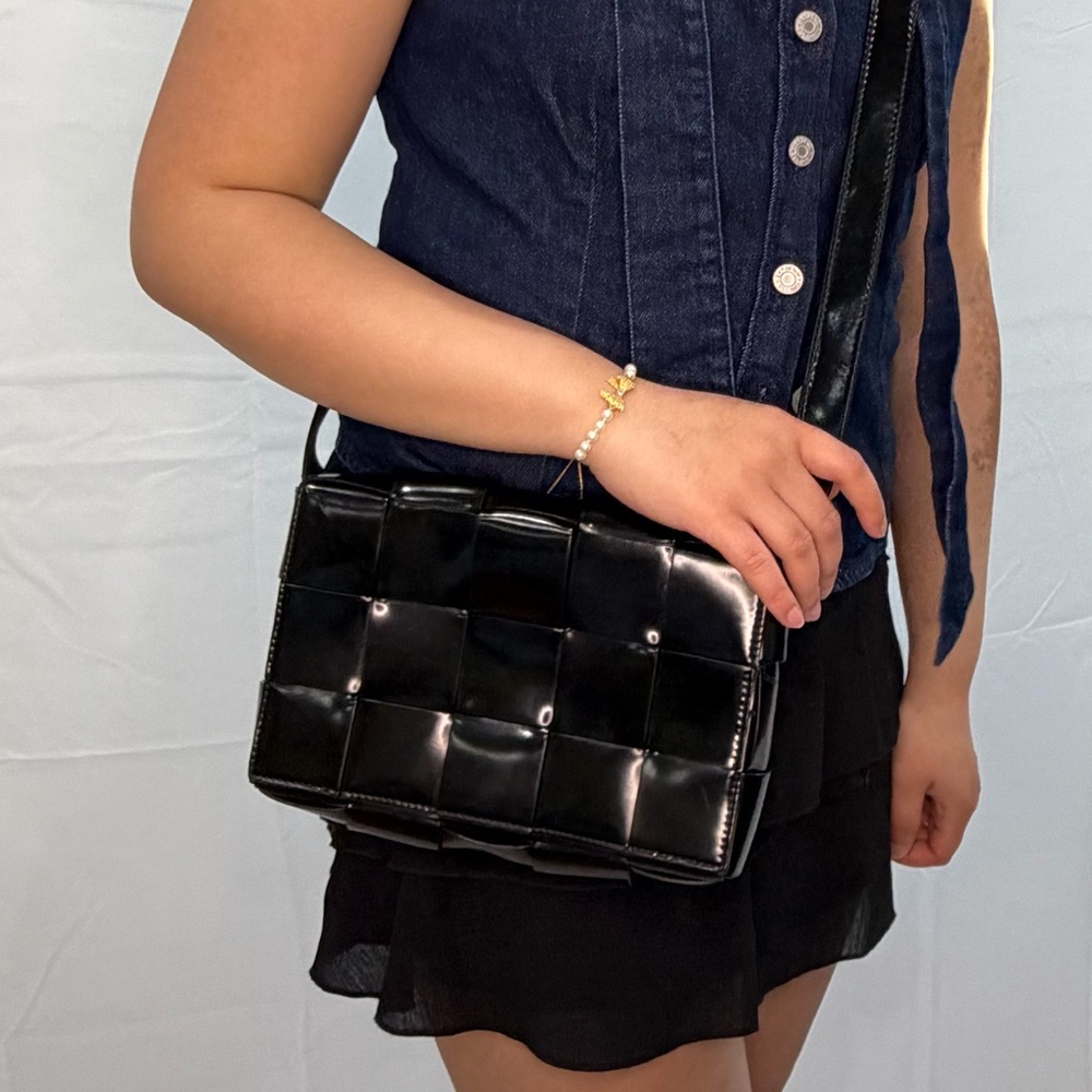 BOTTEGA VENETA Spazzolato Intrecciato Maxi Cassette Crossbody Bag Black woven - Picture 4 of 17